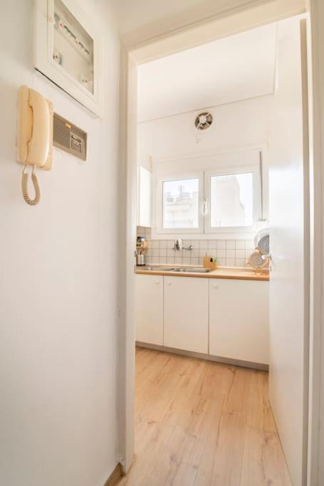 Top Floor Apartment At Petrolona With Big Balcony Athen Eksteriør billede